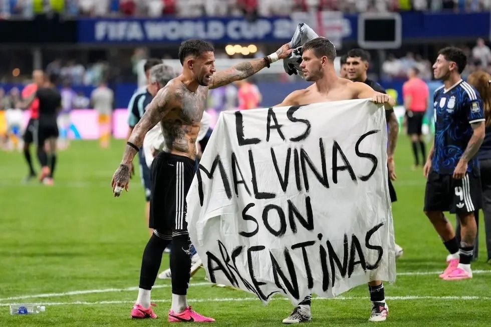 Inglaterra reportaría ante la FIFA por la bandera que mostraron los jugadores argentinos