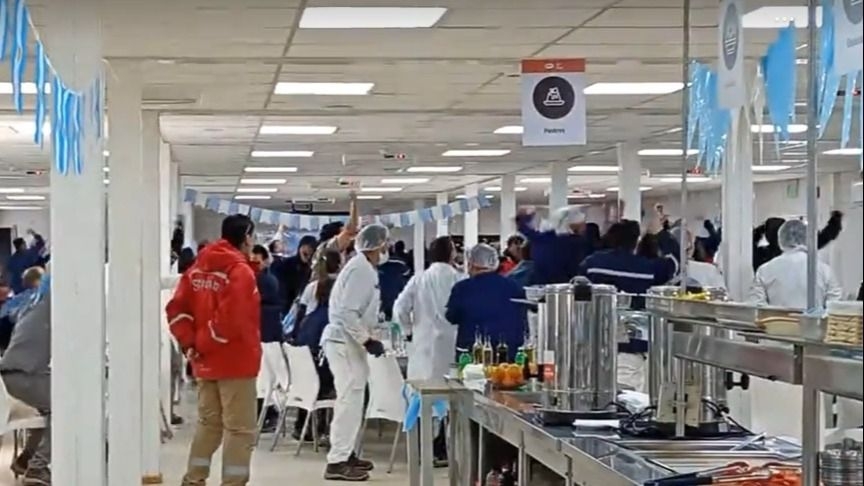 Fiesta en la cordillera: los trabajadores mineros celebraron a la selección