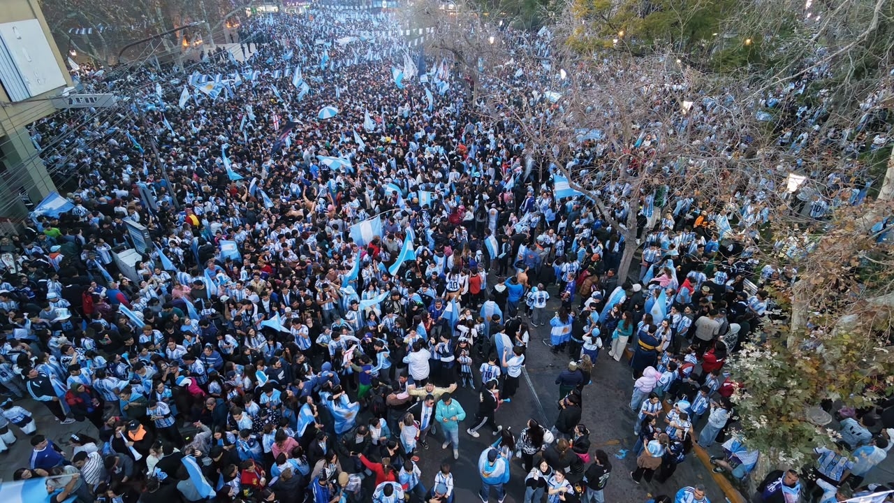 Postales de la locura en Plaza 25 tras la remontada de Argentina
