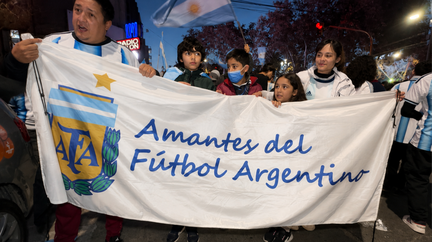 El sanjuanino que conserva la bandera que sostuvo Messi y festejó en Plaza 25