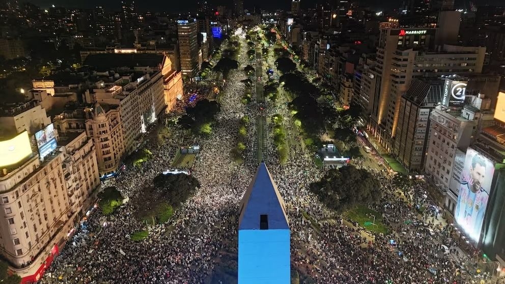 Impactantes postales de la multitud que festejó la victoria de la Selección Argentina 