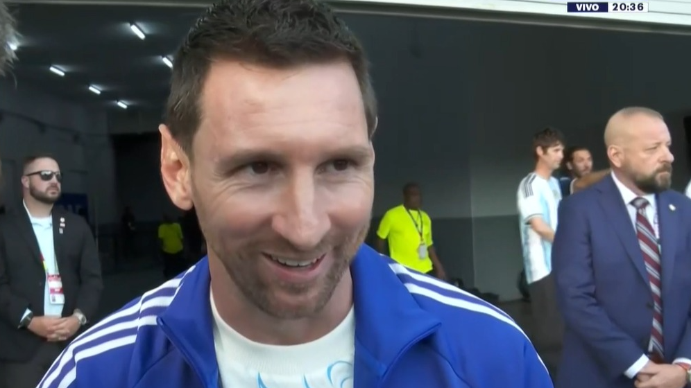Messi le dedicó el triunfo ante Inglaterra a Maradona: "Es un regalo para él"