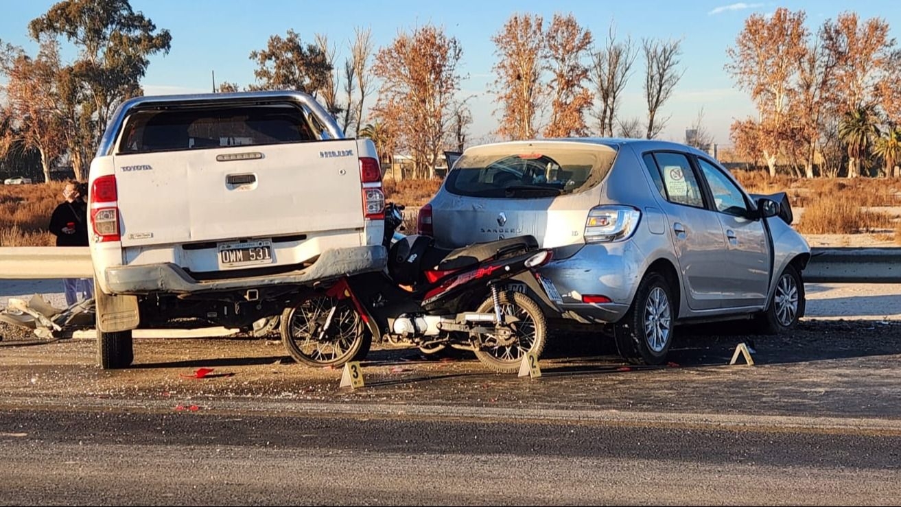 Cuádruple choque en Santa Lucía dejó a cuatro personas heridas