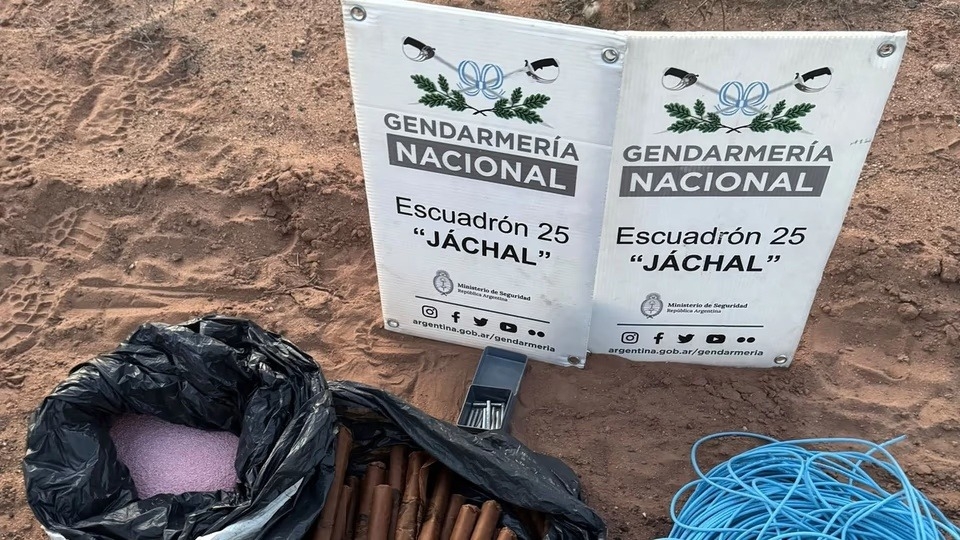 En Valle Fértil arrojaron explosivos desde un auto y huyeron a toda velocidad