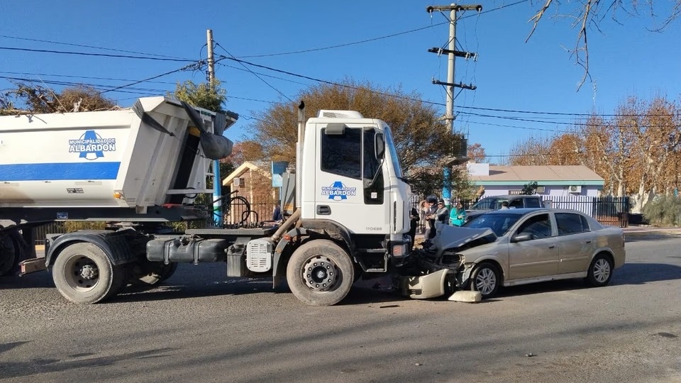 Un camión de la Municipalidad de Albardón chocó contra un auto