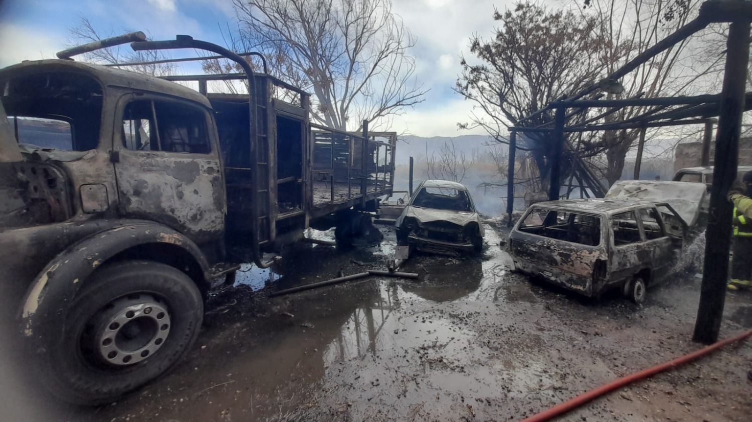 Un incendio consumió una vivienda, un taller y varios vehículos en Pocito