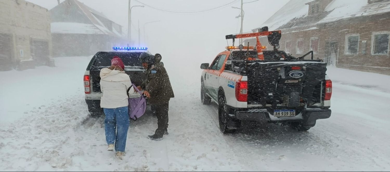 Evacuaron a tres pobladores por un intenso temporal de nieve en Las Cuevas