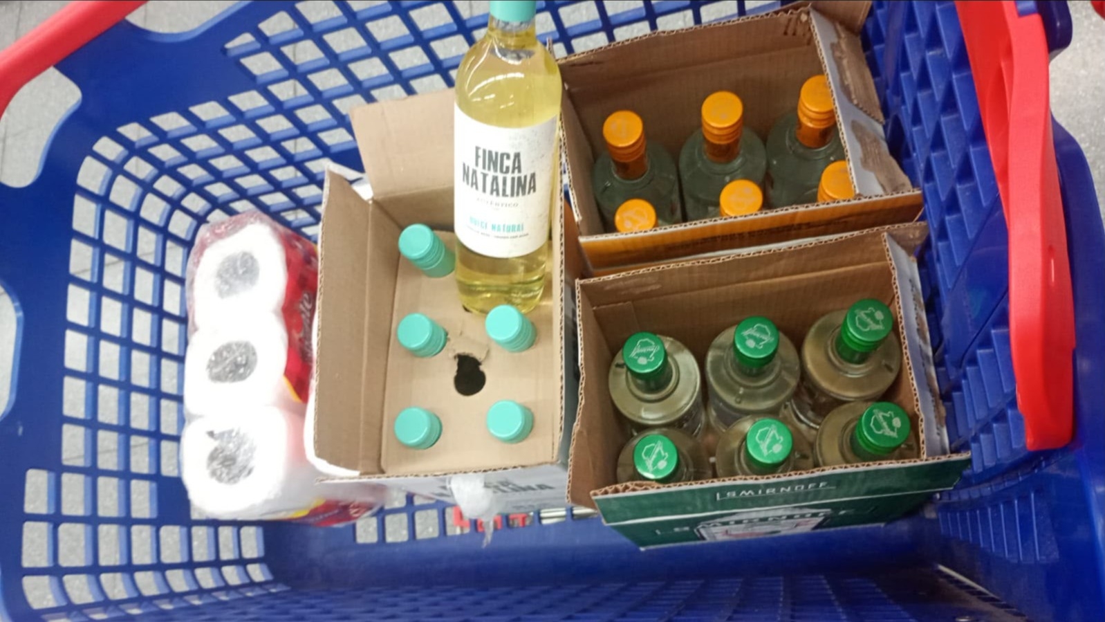 Quiso llevarse bebidas y artículos de limpieza sin abonarlos en Carrefour