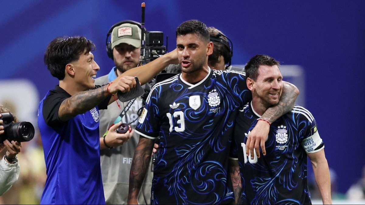 Neville contra Cuti y Lisandro: "Deberían abrazar a Messi cada minuto"