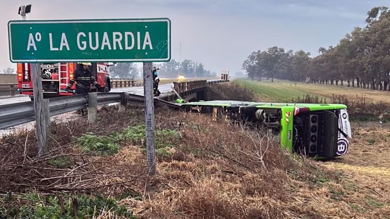 Un micro volcó y cayó de un puente en la Ruta 7 dejando personas atrapadas