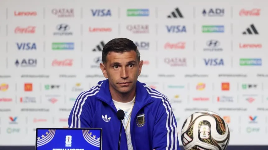 Dibu Martínez: "Lo que más me importa es que los jugadores y el entrenador confíen en mí"
