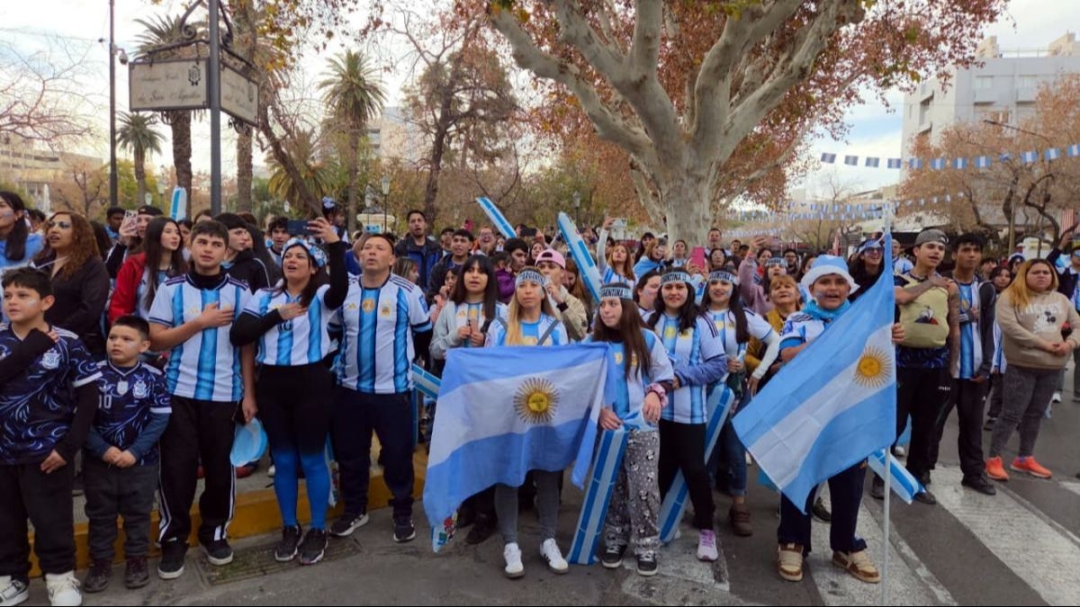 La cábala continúa: viví la final con HUARPE y Radio Colón en la plaza 25