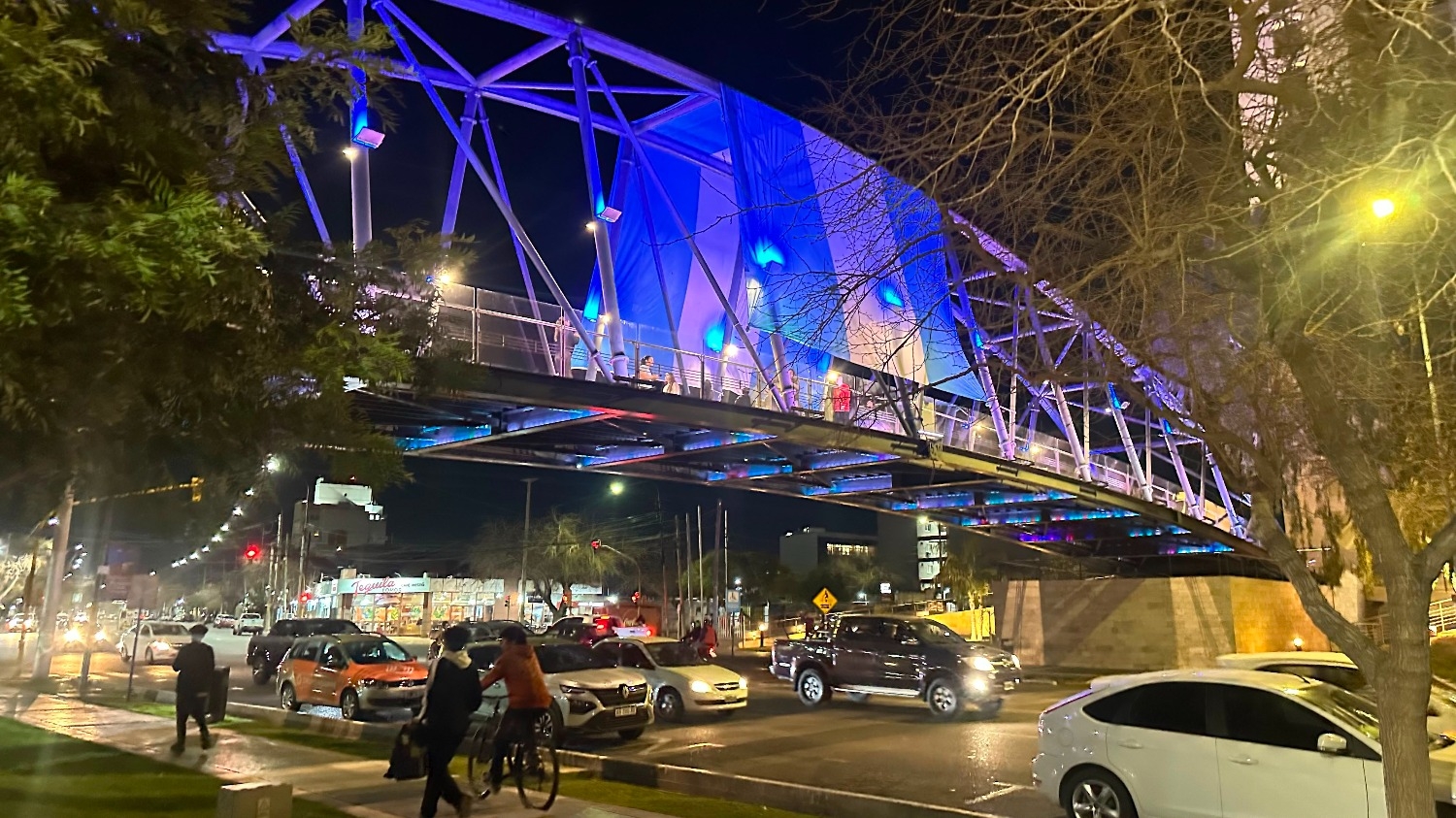 El puente del Centro Cívico se vistió de celeste y blanco con una enorme bandera