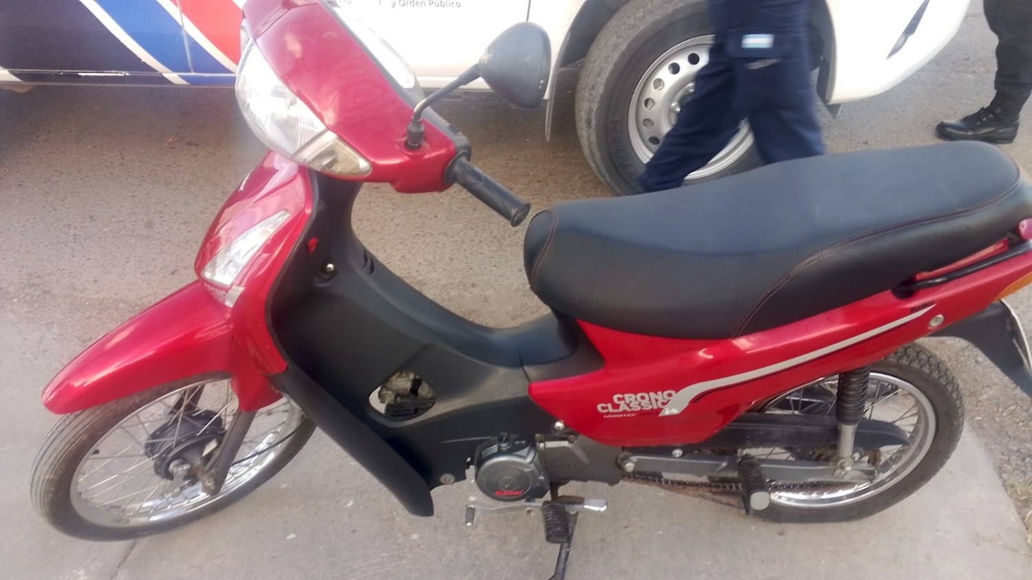 Lo sorprendieron intentando arrancar una moto con los cables y escapó