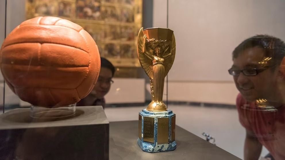 Jules Rimet. El trofeo Jules Rimet, antecesor de la Copa del Mundo, representaba a Niké y fue la máxima distinción del fútbol mundial entre 1930 y 1970 (Grosby)