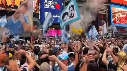 El multitudinario banderazo de los hinchas argentinos en Times Square