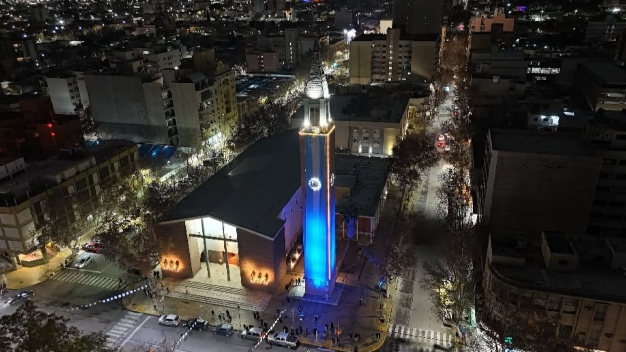 Una bandera gigante cubrió el Campanil de la Catedral de San Juan