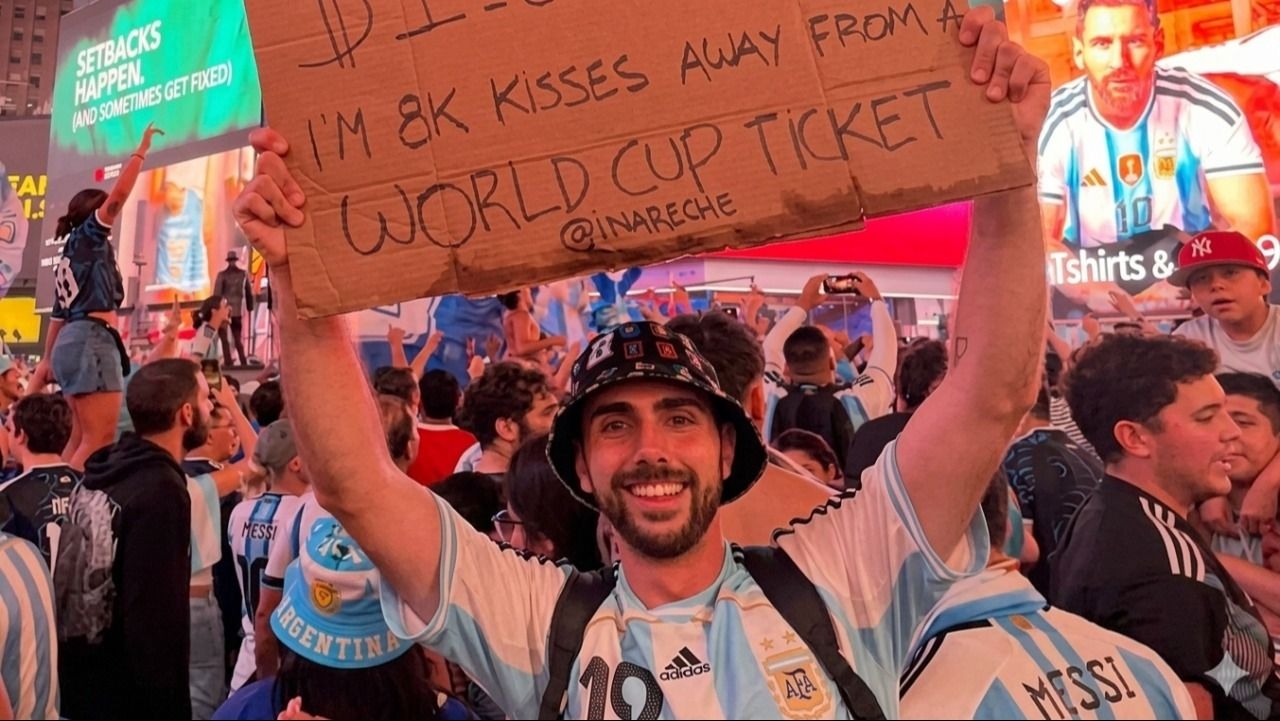 Un hincha cambia besos por dólares para cumplir el sueño de ver la final del Mundial