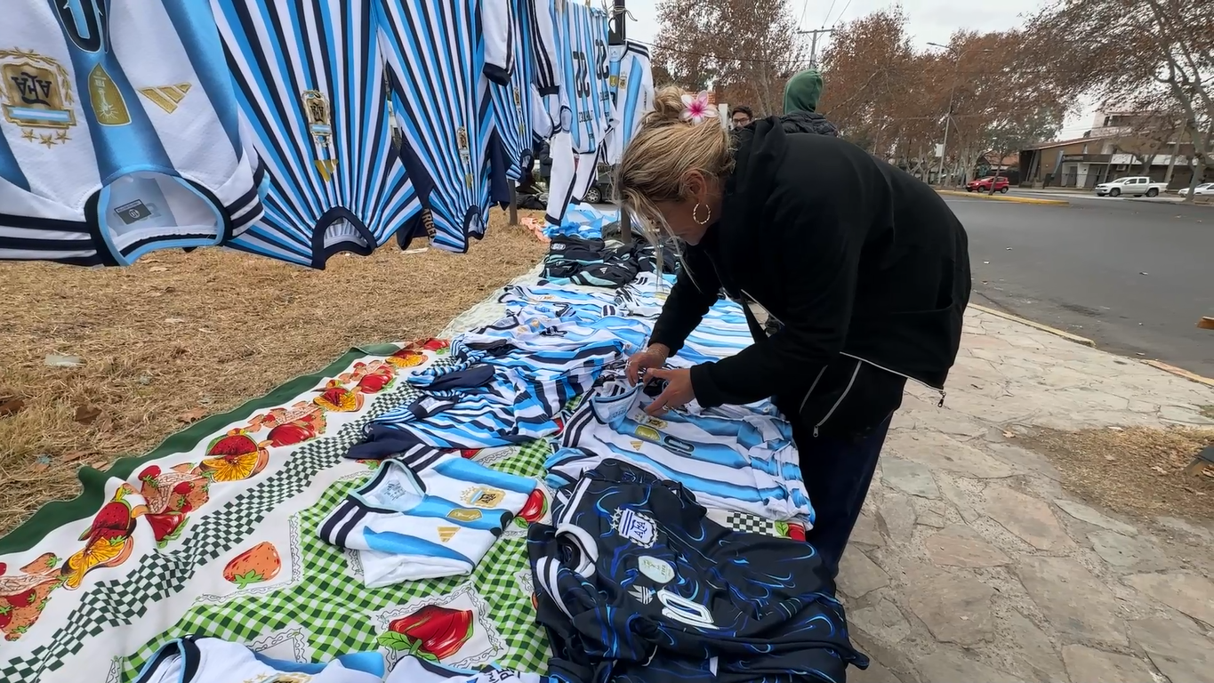 La fiebre por Argentina agotó camisetas y banderas antes de la final