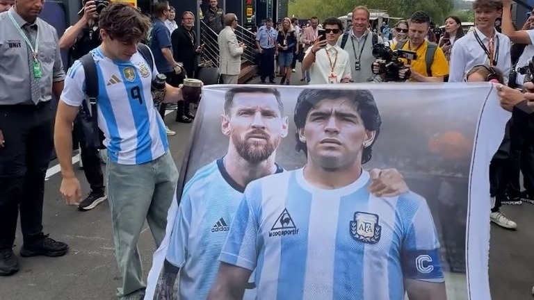 Antes de la final del Mundial, Colapinto mostró una bandera de Diego y Messi