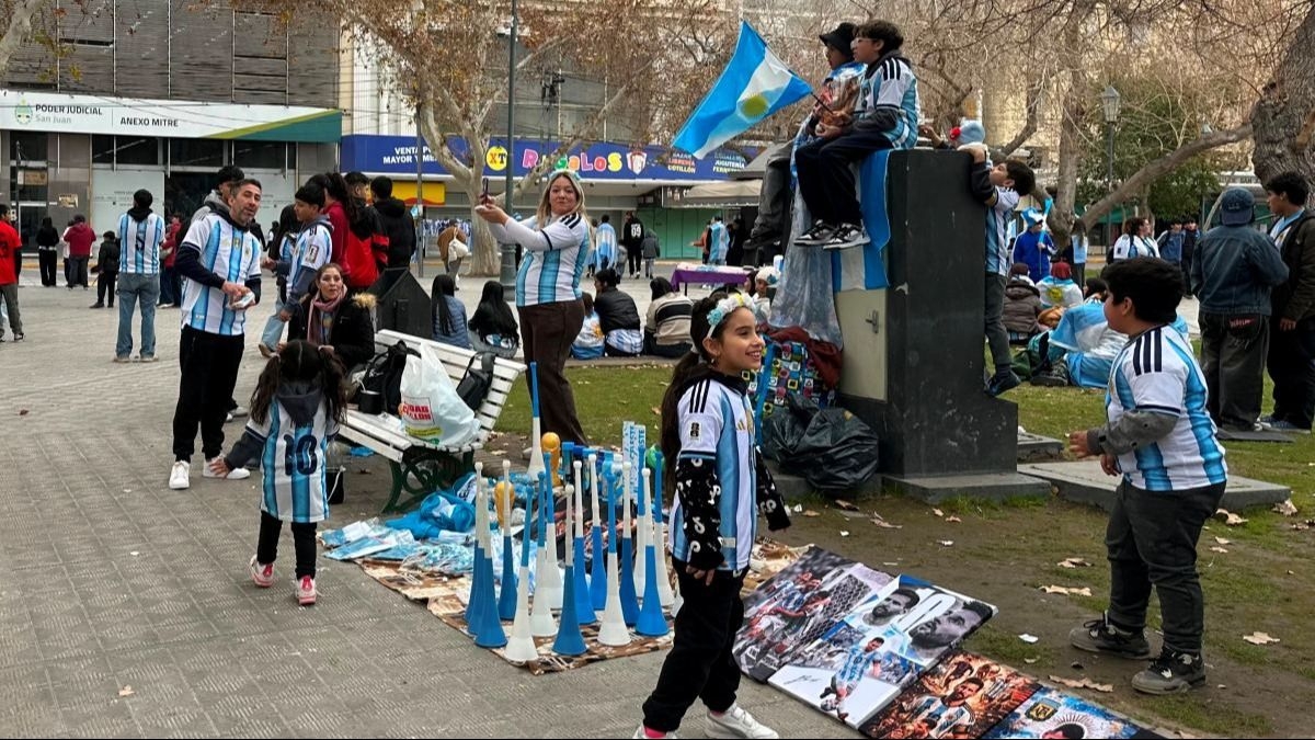 La Plaza 25 ya se tiñe de celeste y blanco por la final