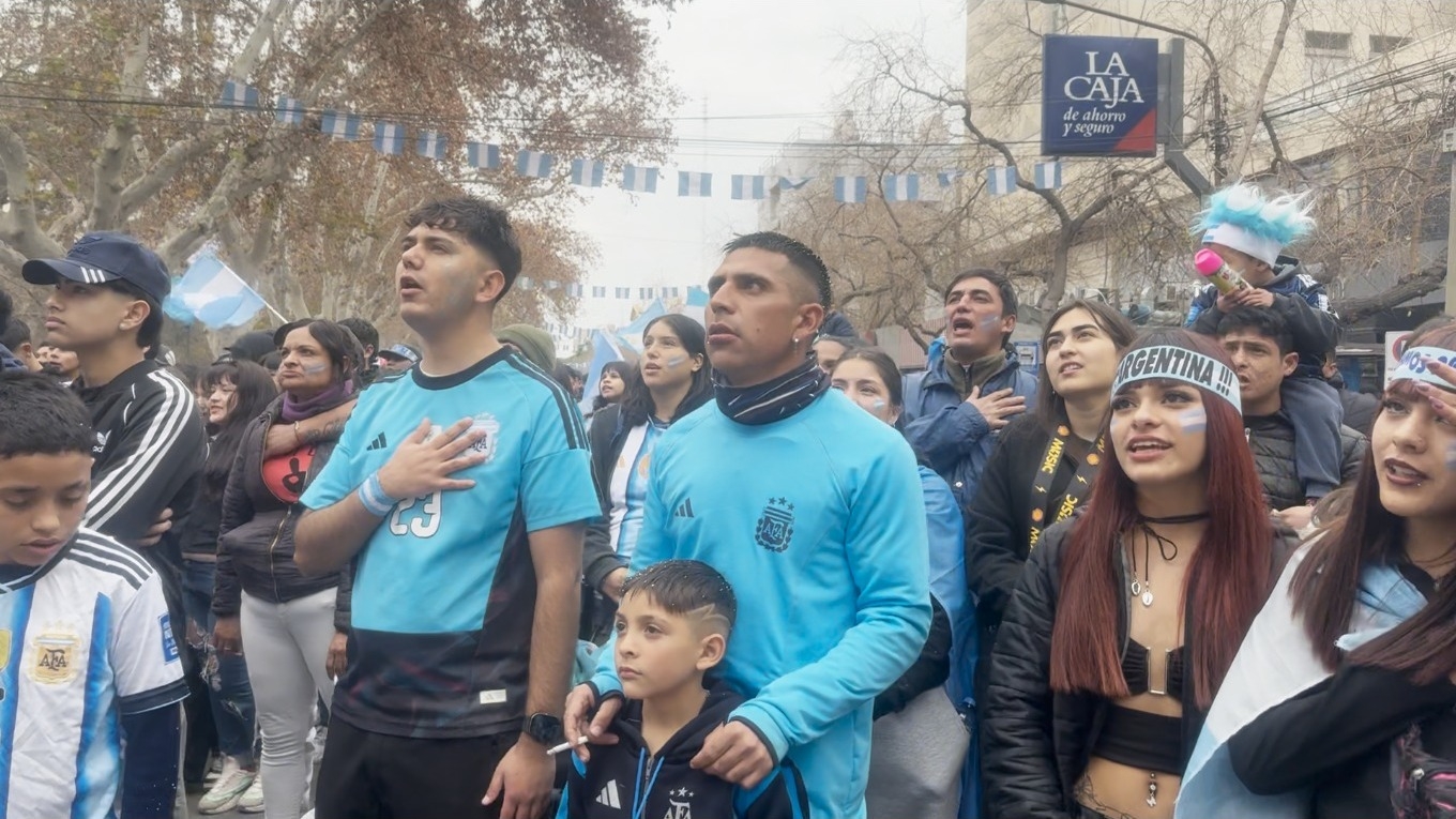 La Plaza 25 vibró con el Himno y la ilusión de otra estrella argentina