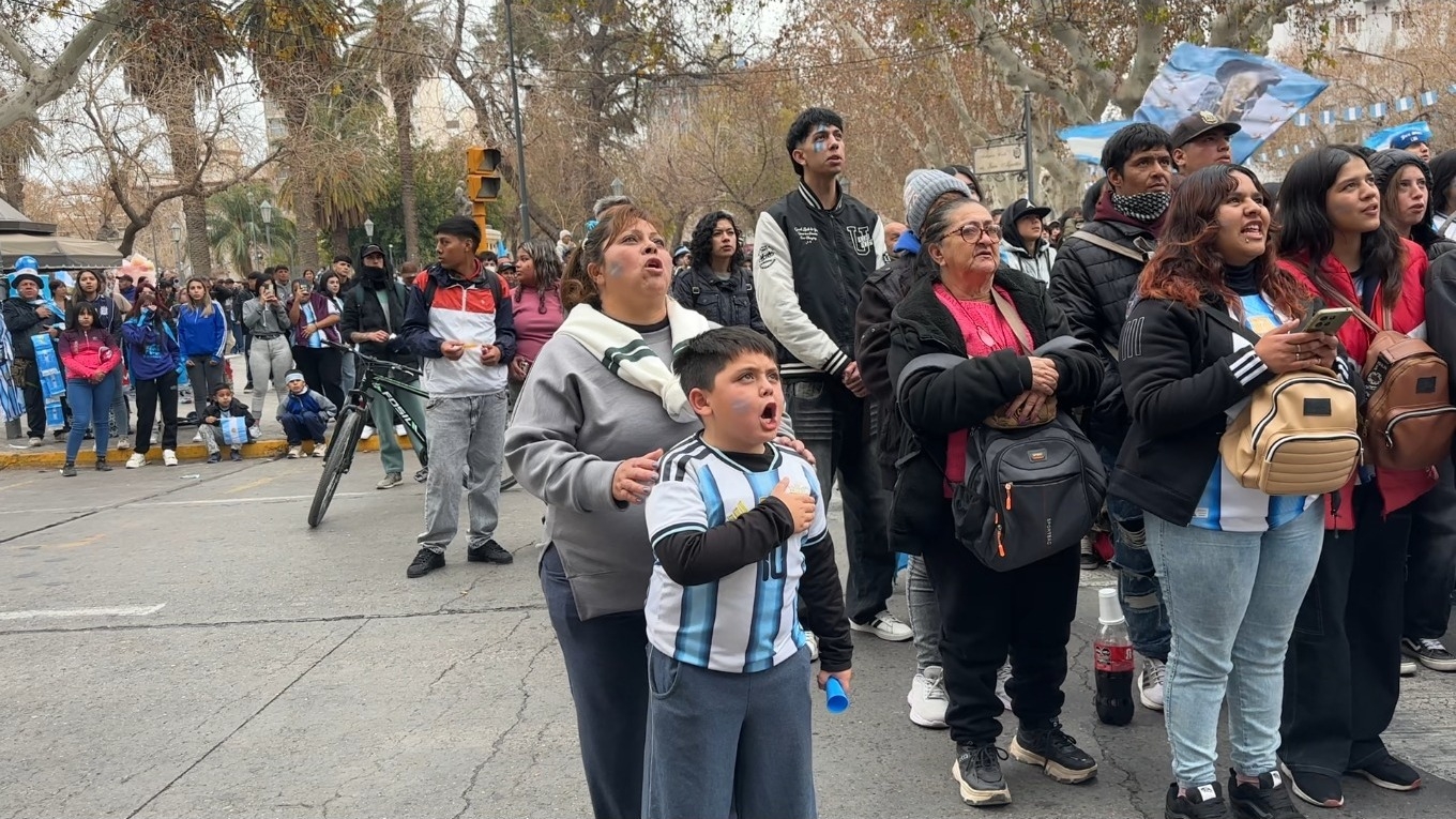 La emoción de Gian, el niño que ni enfermo dejó de alentar a Argentina