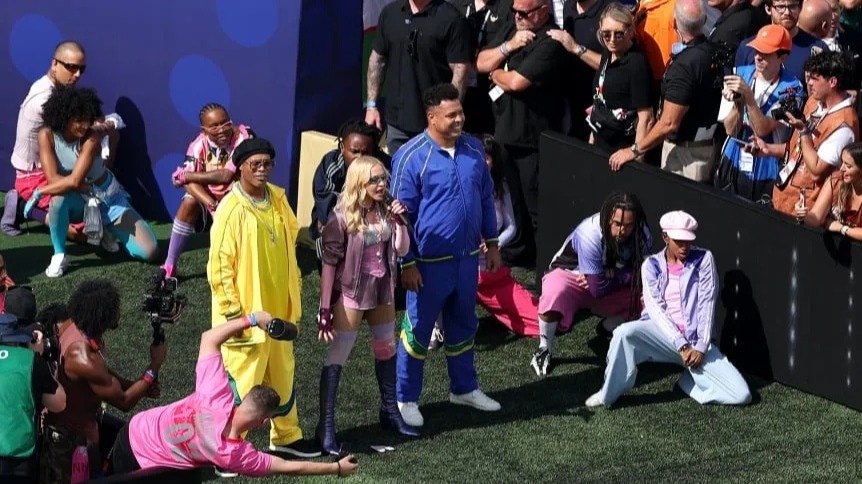 Con leyendas del fútbol y la música, así fue el show de entretiempo del Mundial