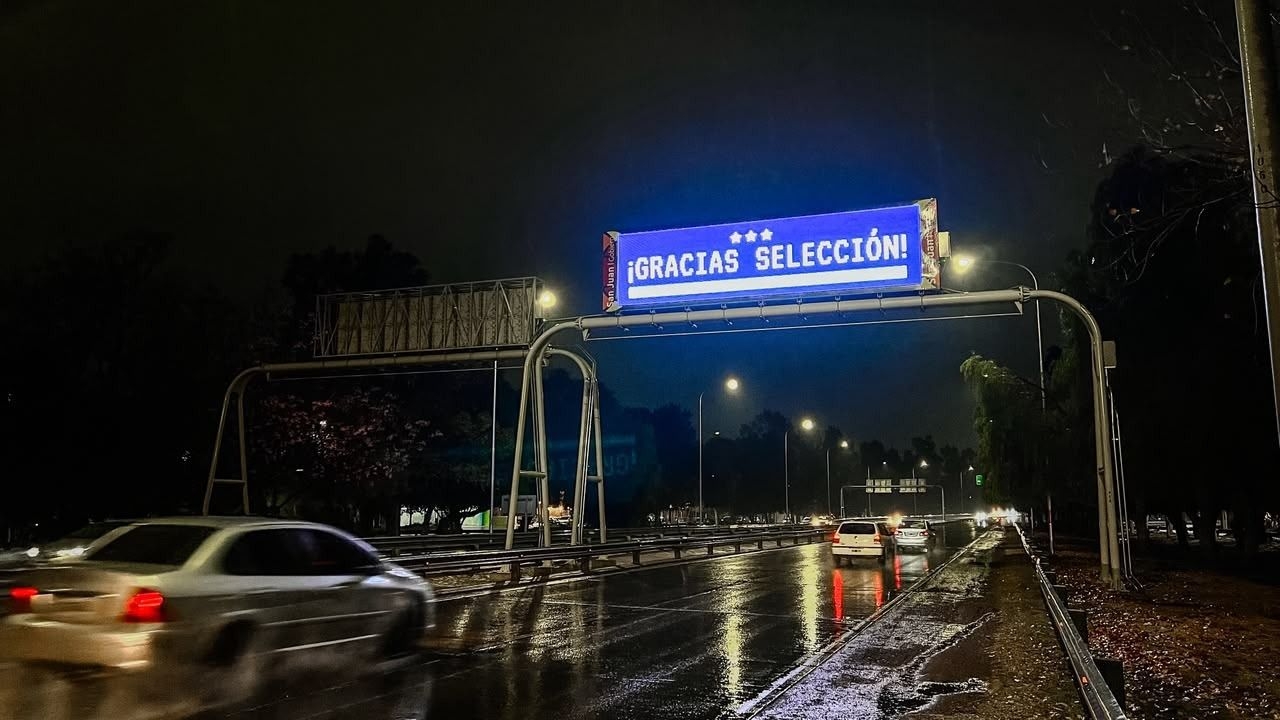 La Circunvalación se iluminó con un homenaje a la Selección Argentina