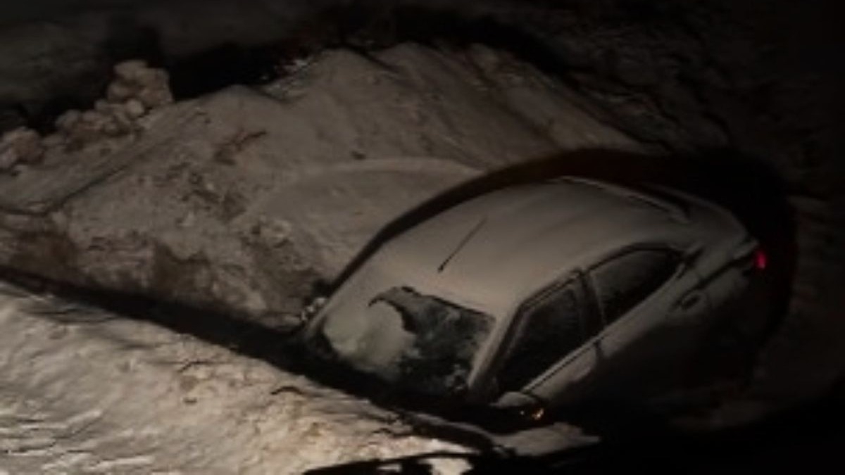 Encontraron un auto abandonado en la nieve en la ruta del Colorado