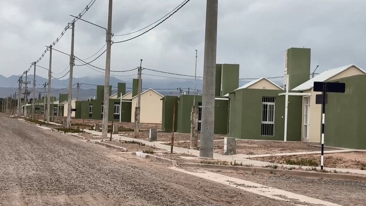 Familias reclamaron que hace años esperan las casas sorteadas en Albardón