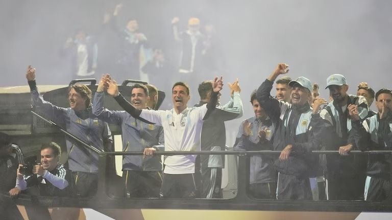 La Selección Argentina arribó a Ezeiza con alfombra roja y la banda de Granaderos