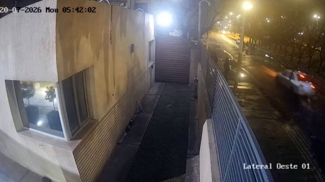 Un video mostró la fuga del auto que atropelló y mató a Cintia Ortega