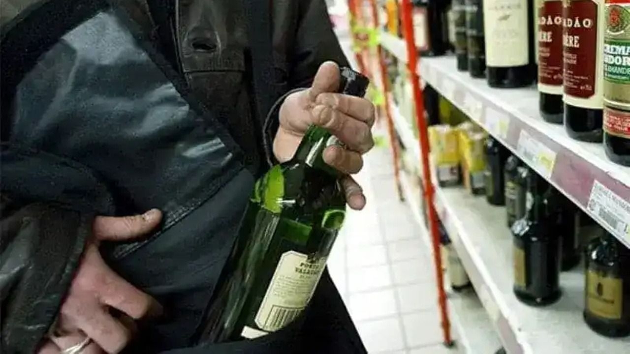 Intentó robar alcohol y mercadería de un supermercado y fue condenado