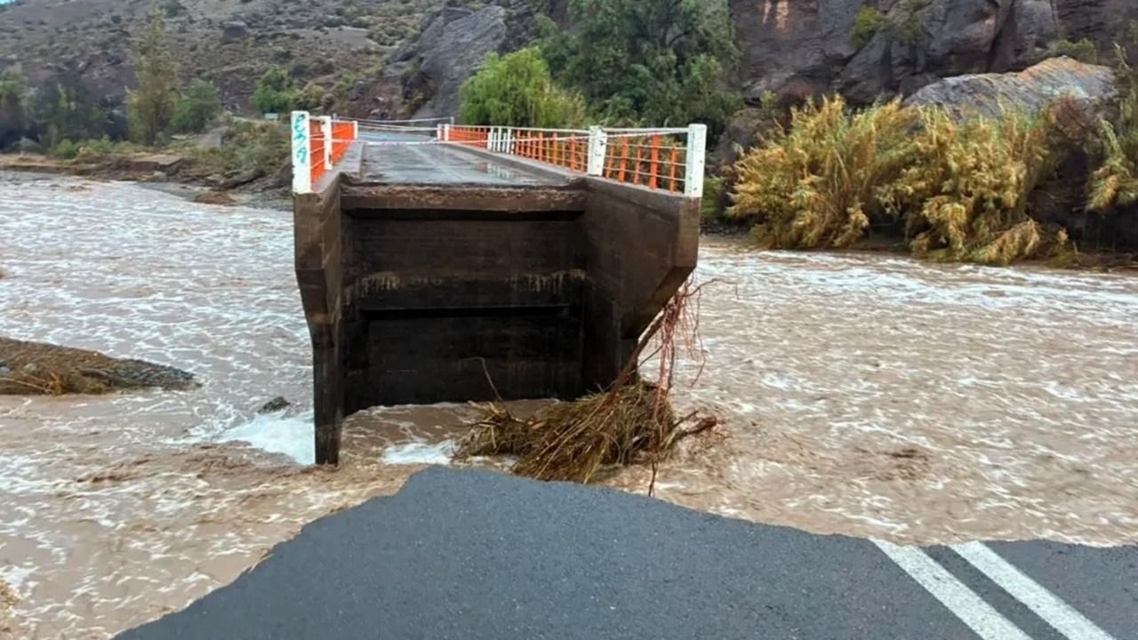 Dos comunas quedaron aisladas y miles de personas siguen afectadas en Chile