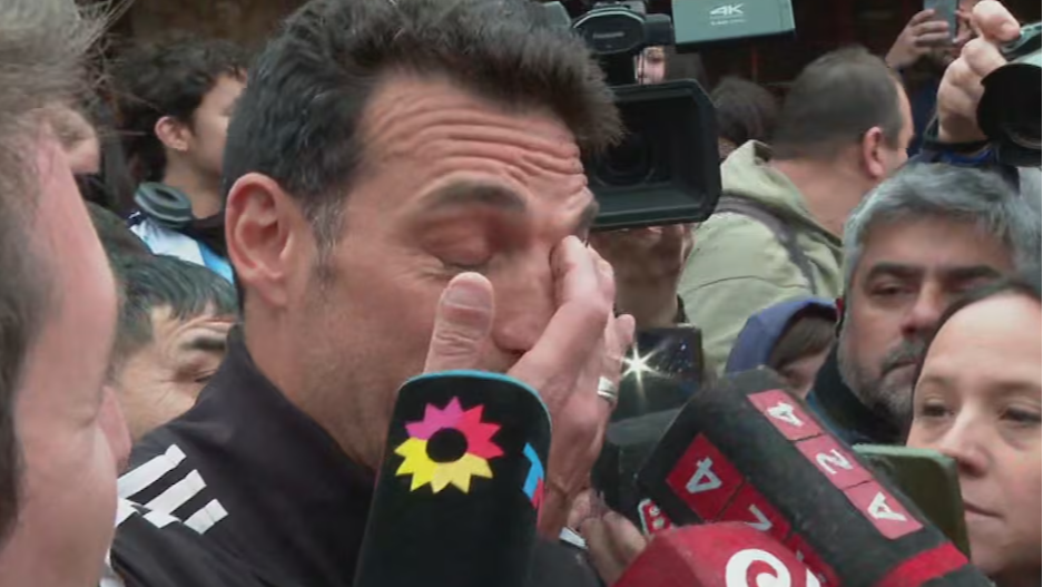 “Seguiremos dando batalla”: Scaloni se quebró al volver a su pueblo natal