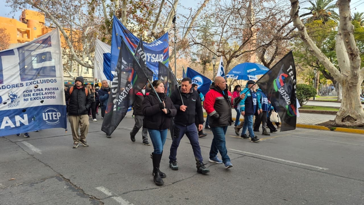Gremios y sindicatos de San Juan marcharon por la baja de Volver al Trabajo