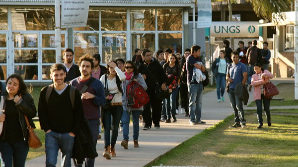 Impulsan cobrar la salud y la universidad pública a extranjeros