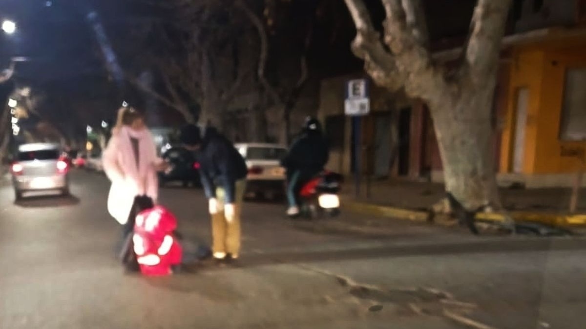 Un auto chocó a un ciclista en plaza Aberastain y causó caos vehicular