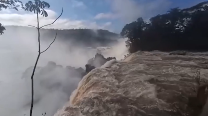 Cerraron la Garganta del Diablo en Cataratas por una fuerte crecida