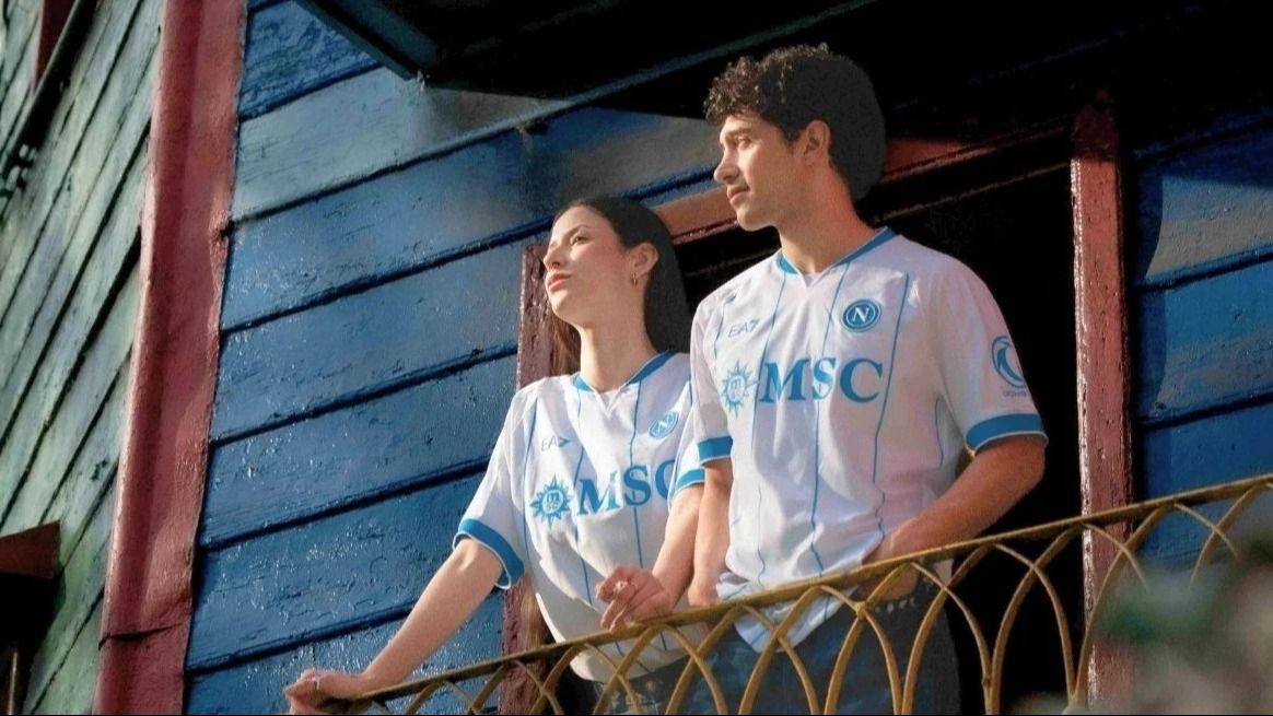 El Napoli presentó su nueva camiseta con guiño a Argentina y Maradona