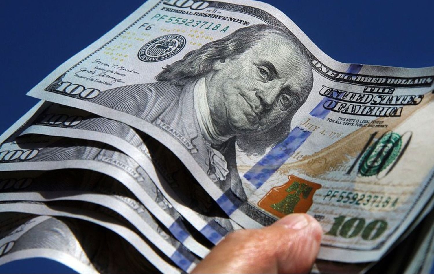 El dólar blue subió hasta $1.560 y alcanzó un nuevo récord nominal