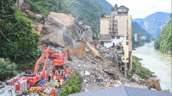 Una montaña colapsó en China y dejó 11 muertos y 50 desaparecidos