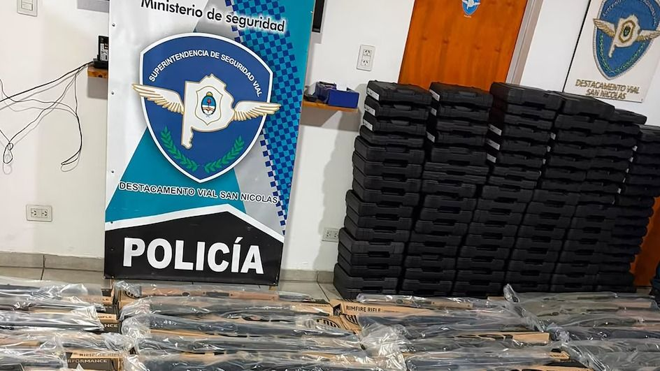 Detuvieron a un hombre que trasladaba 131 armas de guerra sin permiso en Buenos Aires