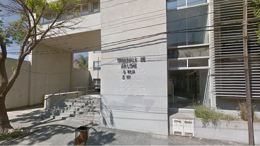 Un acusado de abusar de sus dos hijas quedó libre por un error de la Fiscalía