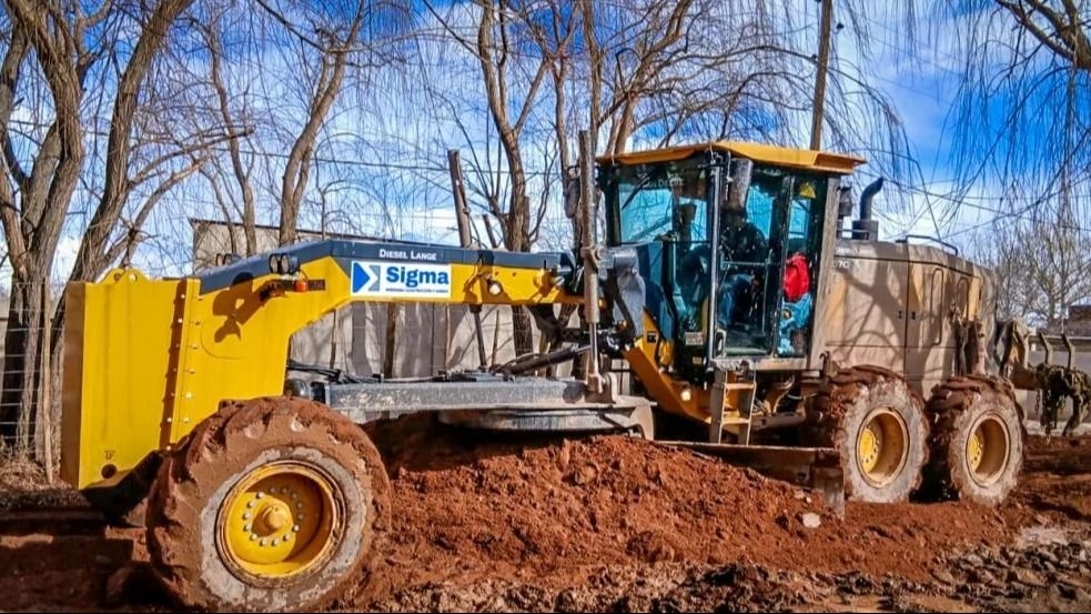 Minera colabora con el municipio de Calingasta para recuperar los caminos tras el temporal