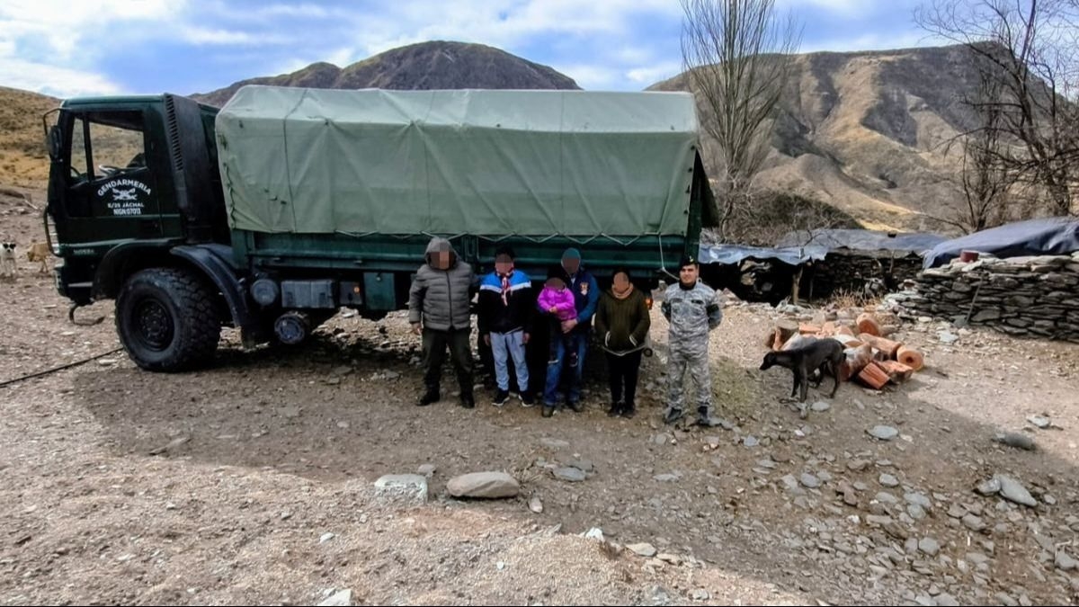 Gendarmería rescató a seis personas aisladas por las intensas nevadas