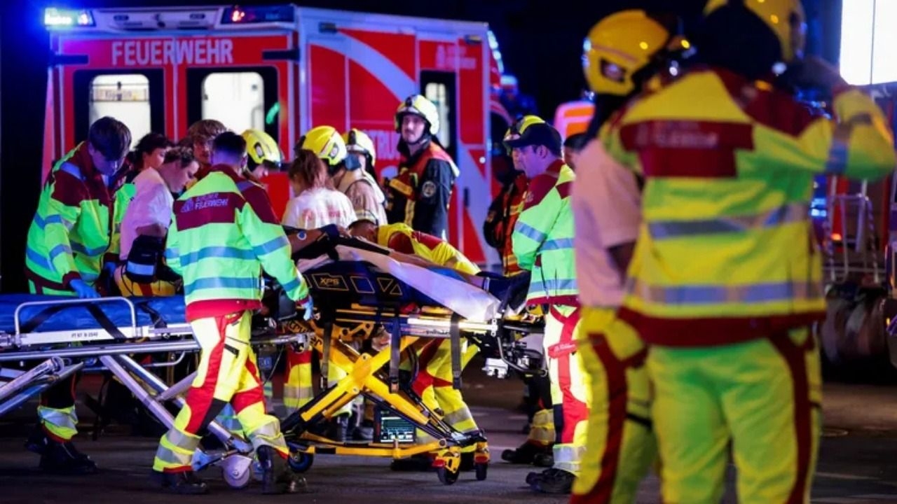 Un auto atropelló a una multitud en una Marcha del Orgullo y dejó un muerto y 15 heridos