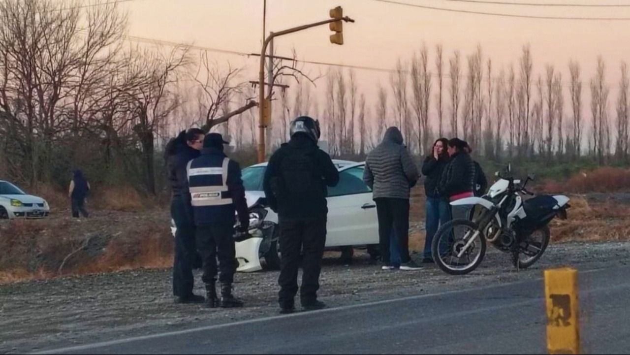 Impactante choque en Ruta 40 dejó un auto destruido pero no hubo heridos graves