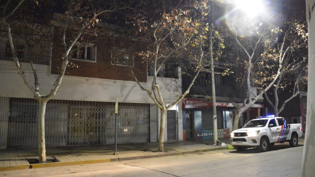 Investigan el hallazgo de un artefacto incendiario frente a Fiscalía de Estado